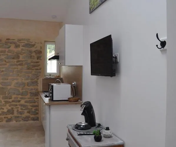 Avec Terrasse Privative Et Piscine Grillon