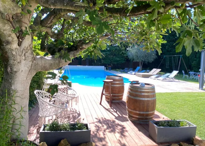 Avec Terrasse Privative Et Piscine Grillon