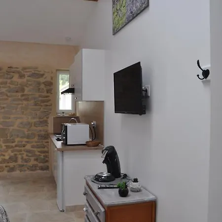 Avec Terrasse Privative Et Piscine Grillon