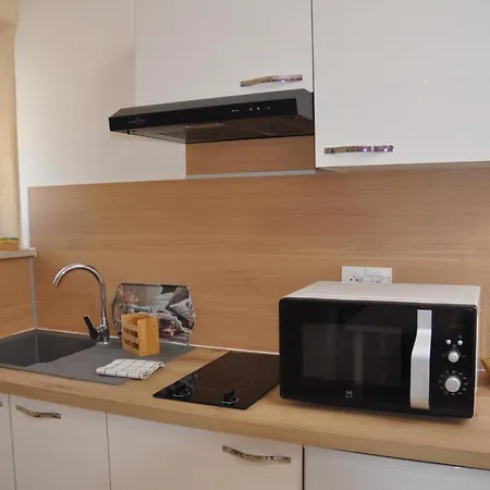 Avec Terrasse Privative Et Piscine Grillon