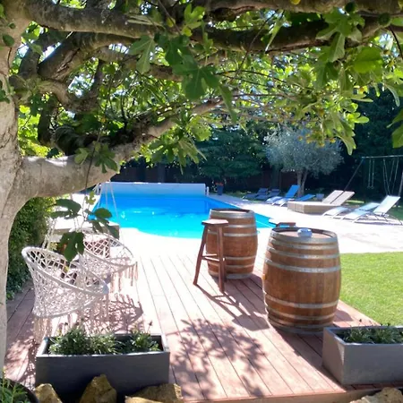 Avec Terrasse Privative Et Piscine Grillon