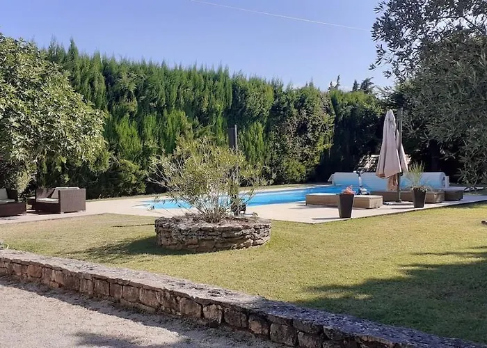 Avec Terrasse Privative Et Piscine Grillon